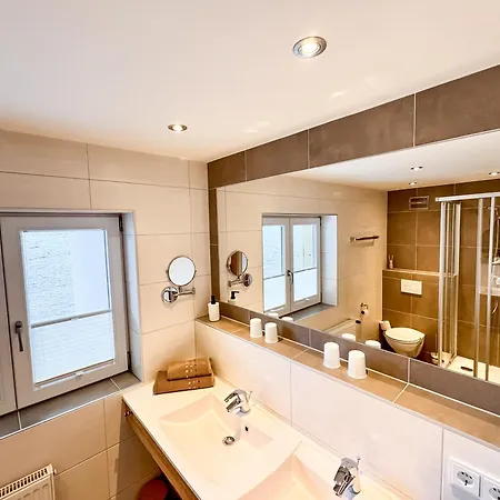 Bergfried Appartements - Ski In Ski Out, Inklusive Sommerkarte, Zentral Mit Ausblick Ueber Kaprun Exterior photo