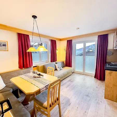 Bergfried Appartements - Ski In Ski Out, Inklusive Sommerkarte, Zentral Mit Ausblick Ueber Kaprun Exterior photo