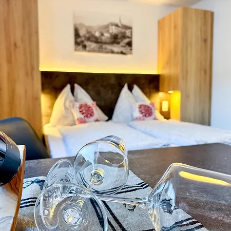 Bergfried Appartements - Ski In Ski Out, Inklusive Sommerkarte, Zentral Mit Ausblick Ueber Kaprun Exterior photo