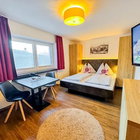 Bergfried Appartements - Ski In Ski Out, Inklusive Sommerkarte, Zentral Mit Ausblick Ueber Kaprun Exterior photo